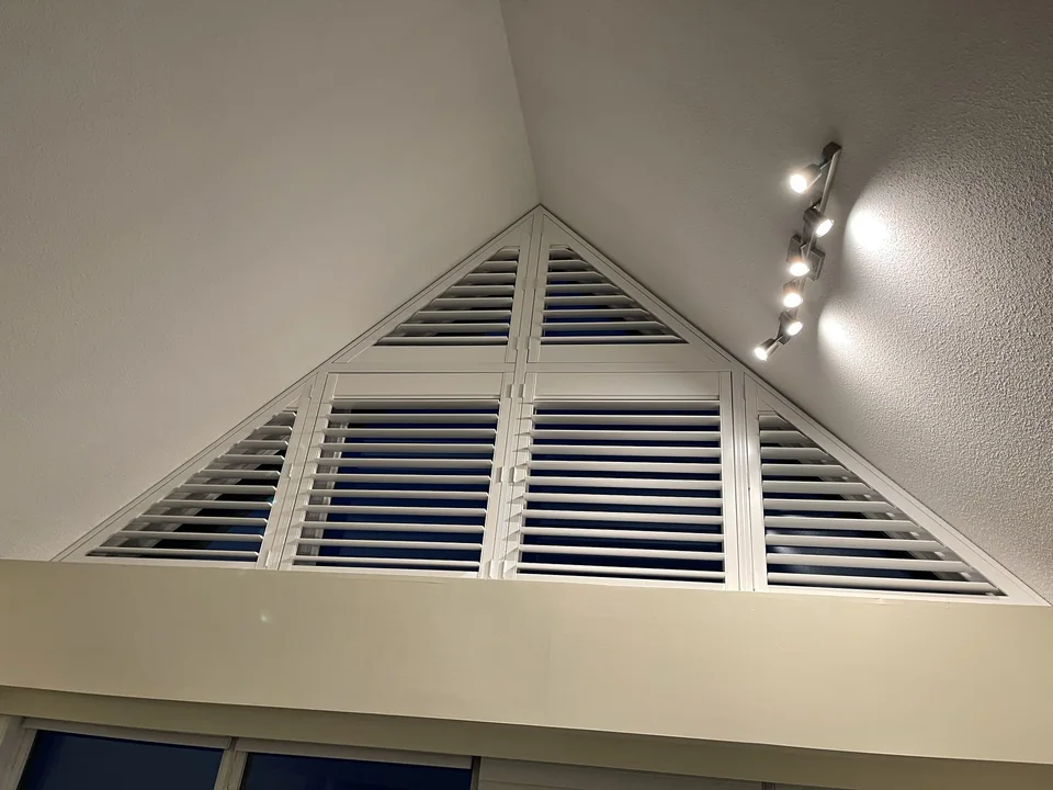 Shutters following a triangular opening